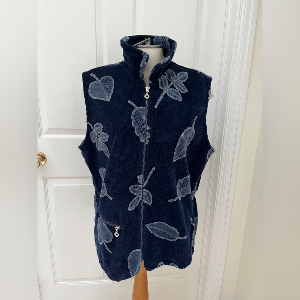 Robert Kitchen Canada VEST Size XL Blue with Leaves pattern.